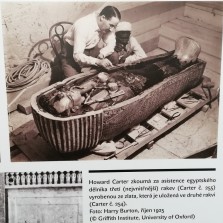 Howard Carter při práci v hrobce. Foto: Detail panelu
