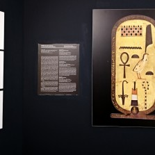 Skříňka ve tvaru kartuše s Tutanchamonovým jménem a naušnice. Foto: Kamila Dvořáková