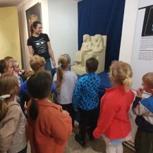 Děti napjatě poslouchají vyprávění o životě ve starověkém Egyptě. Foto: MŠ Pohled