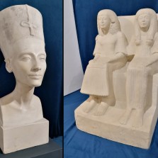 Odlitek busty královny Nefertiti a sedícího páru z období Nové říše. Foto: Kamila Dvořáková