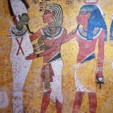 Bůh Usire vítá Tutanchamona a jeho duši (ka) ve své podsvětní říši. Foto: Kamilla Dvořáková