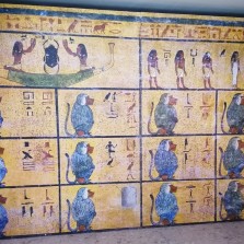 Západní stěna hrobky - první kapitola knihy Amduat - prvních dvanáct hodin cesty do podsvětí, kterou po západu slunce podniká sluneční bůh Re i zemřelý faraon. Foto: Kamilla Dvořáková
