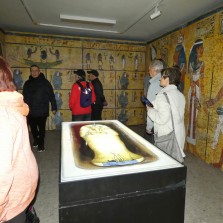 Návštěvníci v kopii pohřební komory faraona Tutanchamona. Foto: Kamila Dvořáková