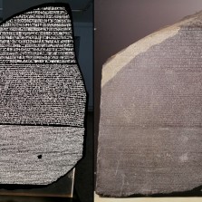 Svítící model a skutečná podoba Rosettské desky. Foto: Kamila Dvořáková, detail panelu