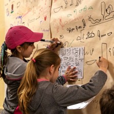 Děti si zkoušení psaní hieroglyfy (upravenými). Foto: Milan Šustr