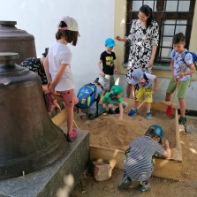Děti hledají a nalézají ostrakony s hieroglyfy i malé nádobky. Foto: Kamila Dvořáková