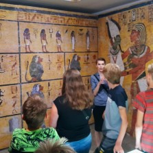 Mgr. Alexandra Pastoreková s návštěvníky v kopii hrobky faraona Tutanchamona. Foto: Kateřina Omesová