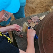 Práce na archeologickém nalezišti děti baví. Foto: Martina Schutová