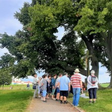 Účastníci exkurze na cestě poutníků k Zelené hoře. Foto: Jiří Spurný