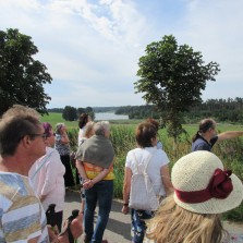 Vypravěč a pozorní posluchači. Foto: Jiří Spurný