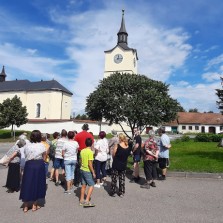 Výprava u kostela sv. Jakuba v Ostrově nad Oslavou. Foto: Jiří Spurný