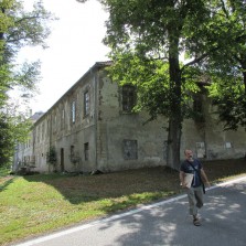 Průvodce výpravy u radešínského zámku. Foto: Jiří Spurný