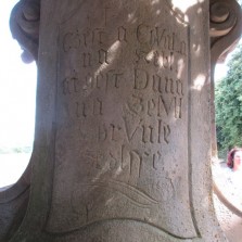 Detail nápisu na plastice trpícího Krista v Radešíně. Foto: Jiří Spurný