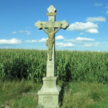 Kříž v poli u Hlinného. Foto: Jiří Spurný