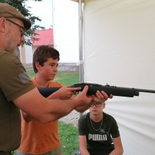 Václav Juda trpělivě vysvětluje jak střílet. Foto: Kamila Dvořáková