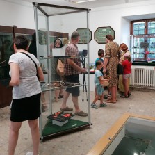 Návštěvníci ve druhé místnosti výstavy. Foto: Kamila Dvořáková