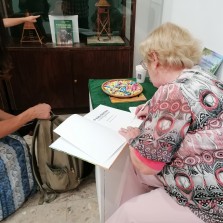 Autorka knížky se zájemcům podepisuje. Foto: Kamila Dvořáková