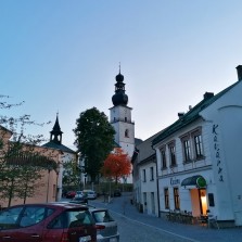 Věž kostela sv. Prokopa ční nad městem Žďárem. Foto: Kamila Dvořáková