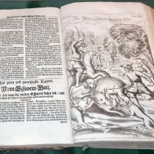 Kniha s výjevem lovu černé zvěře z roku 1701. Foto: Kamila Dvořáková