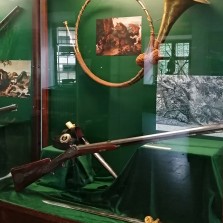 Lovecká puška, tesák a lesní roh. Foto: Kamila Dvořáková