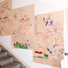 Větší mládež tvoří obrázky divočáků a dalších zvířat. Foto: Kamila Dvořáková