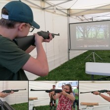 Laserová střelnice na vernisáži výstavy zaujala holky, kluky, dámy i pány. Foto: Kamila Dvořáková