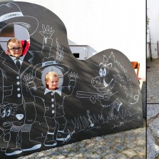 K muzeu návštěvníky láká také kreslená dekorace a stopy na dláždění. Foto: Kamila Dvořáková