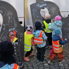 Děti dekorace před muzeem baví. Foto: Kamila Dvořáková