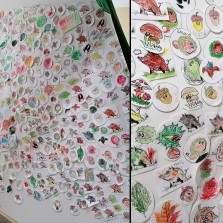 Nalepené obrázky dětí na chodbě muzea. Foto: Kamila Dvořáková