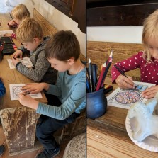 Děti vytváří návrhy středověkých vitráží. Foto: Martina Schutová