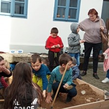 Archeologické naleziště na dvoře Moučkova domu. Foto: Jarmila Krejčová