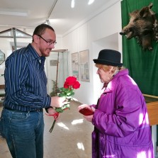 Historik Stanislav Mikule přeje dlouholeté příznivkyni muzea. Foto: Kamila Dvořáková