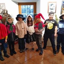 Studenti v kostýmech doplňujících vyprávění o Vánocích v různých obdobích historie. Foto: Z. Fialová (3.B ZŠ Palachova)