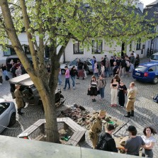 Téměř padesát studentů se před tvrzí dělí na tři skupiny. Foto: Kamila Dvořáková