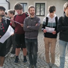 Studenti studují doplňující materiály. Foto: Kamila Dvořáková