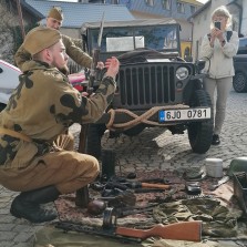 Předvedení zbraní je součástí výkladu. Foto: Kamila Dvořáková