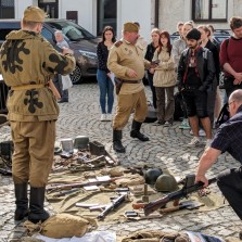 Seznámení se zbraněmi je poutavé. Foto: Martina Schutová