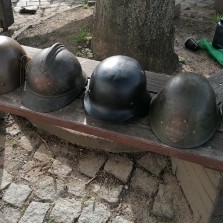 Helmy bojujících armád a helma žďárských hasičů, kteří hlídkovali na věži kostela. Foto: Kamila Dvořáková