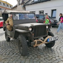 Osvoboditelé z Klubu vojenské historie ARCO odjíždějí. Foto: Kamila Dvořáková