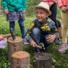 Děti práce stavitele tvrze baví. Foto: Martina Schutová