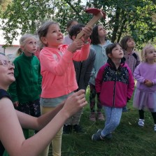 Střelba z kuše děti baví. Foto: Kamila Dvořáková