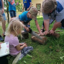 Řežeme pilou. Foto: Kateřina Omesová