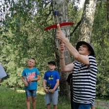 Dobývání tvrze se s chutí účastní všechny generace. Foto: Kamila Dvořáková