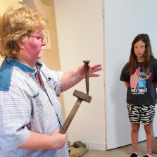 Pracovní nástroje stavitelů tvrzí. Foto: Kateřina Omesová