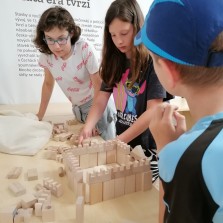 Větší stavitelé staví tvrze složitější. Foto: Kamila Dvořáková