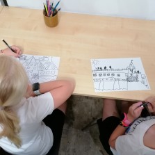 Nákresy návrhů tvrzí se daří. Foto: Kamila Dvořáková