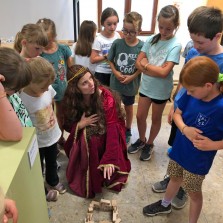 Paní Sibyla hodnotí práci stavitelů. Foto: Kamila Dvořáková