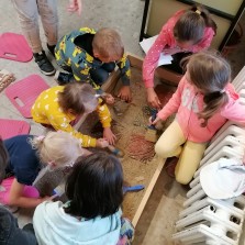 Děti se mění v archeology. Foto: Kamila Dvořáková