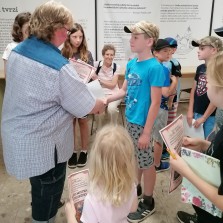 Předání dokladu o získání hodnosti mladšího mistra stavitelského. Foto: Kateřina Omesová