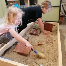 Práce na archeologickém nalezišti děti baví. Foto: Kamila Dvořáková